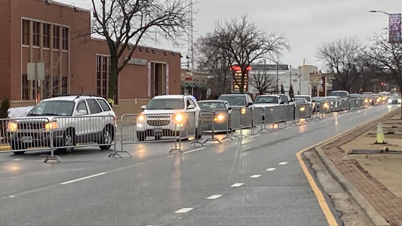 Los automovilistas esperaban desde temprana hora, aún cuando las autoridades anunciaron que no permitirían estacionar hasta antes de las 7 a.m.