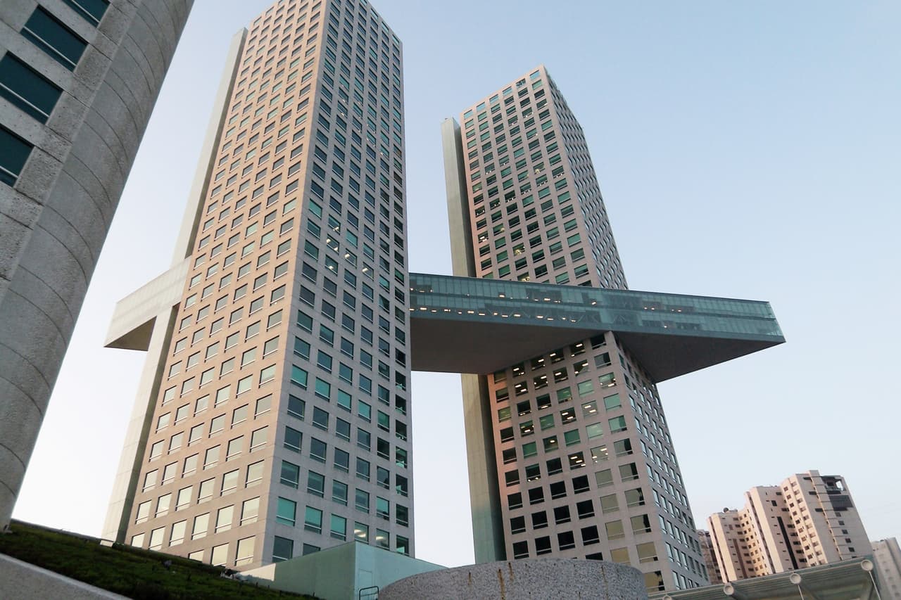 <b>Torre Arcos Bodues 2.</b> Culminada en 2008, es la continuación de la obra Torre Arcos Bosques 1 en Colonia Bosques de las Lomas. Su estructura combina dos torres gemelas de 34 pisos unidas al medio. El complejo incluye oficinas, centro comercial y un hotel cinco estrellas.