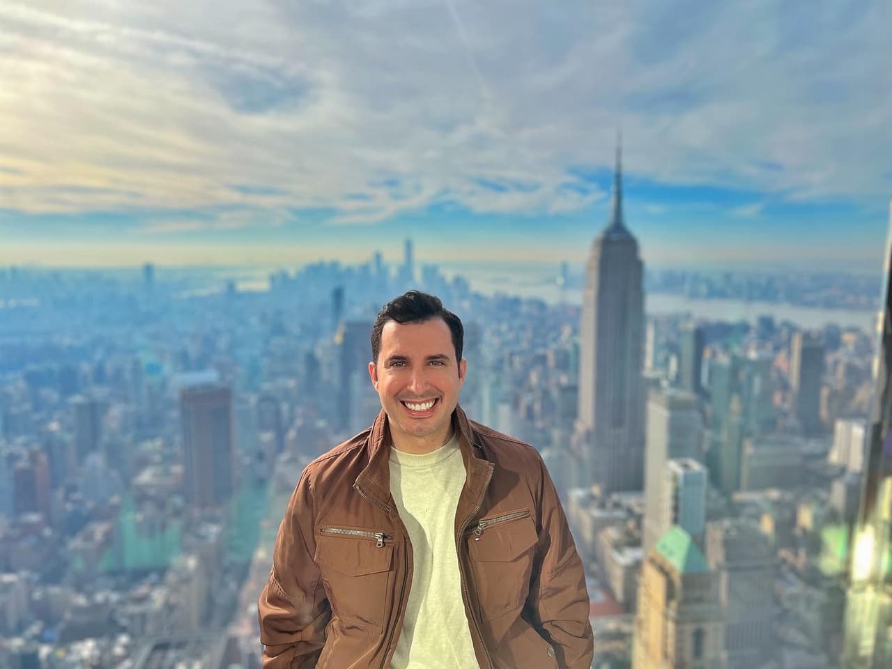 <b>Alejandro Condis</b>: El último día del año lo despediré con mi familia y amigos desde la icónica Times Square, en Manhattan, por segundo año consecutivo. Lo que alguna vez fue el sueño de despedir los últimos 365 días desde el lugar más famoso del planeta es una realidad por la que hoy me siento muy bendecido y afortunado. Durante años me preparé para llegar a donde estoy, y solo le pido a todos que nunca desistan, porque la perseverancia es la palabra clave que los conducirá incluso más allá de donde se habían imaginado.
<br>
<br>El 2022 fue profesionalmente extraordinario y el primer año completo junto a la familia de Univision 41. No puedo estar más feliz. Este 2023 será para darle más balance a la vida y luchar por metas personales. Quiero regresar al gimnasio para subir de peso y cuidar más de mi bienestar físico. También sería extraordinario encontrar el amor, esa persona especial para vivir la ansiada película romántica al pie de las maravillas de la Ciudad de Nueva York y viajar tomados de las manos por el mundo.
<br>