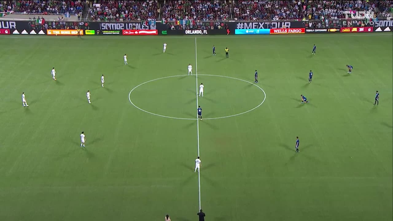 Arranca el partido y la pelota está en juego.