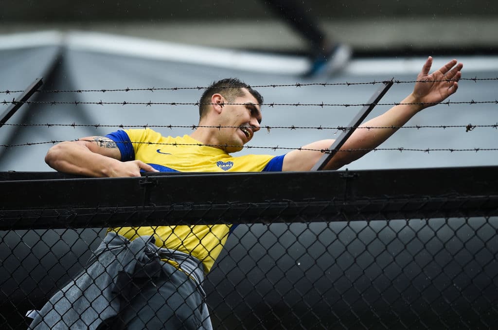 Los hinchas de Boca Juniors y River Plate viven con pasión la ida en la final de Copa Libertadores. Los xeneizes lo disfrutan en La Bombonera, mientras los 'millonarios' apoyan en el Monumental, pues no pueden ir al estadio de su rival.