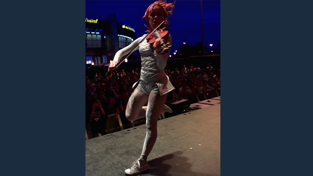 Sus videos consisten de ella tocando el violín al ritmo de las canciones más pegadas del momento mientras baila.