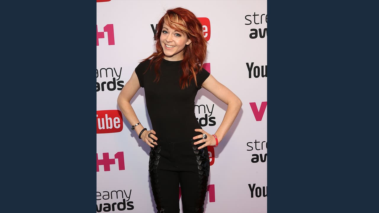 Una chica que ha impactado a muchos es Lindsey Stirling quien ha ganado sobre $6 millones de dólares.