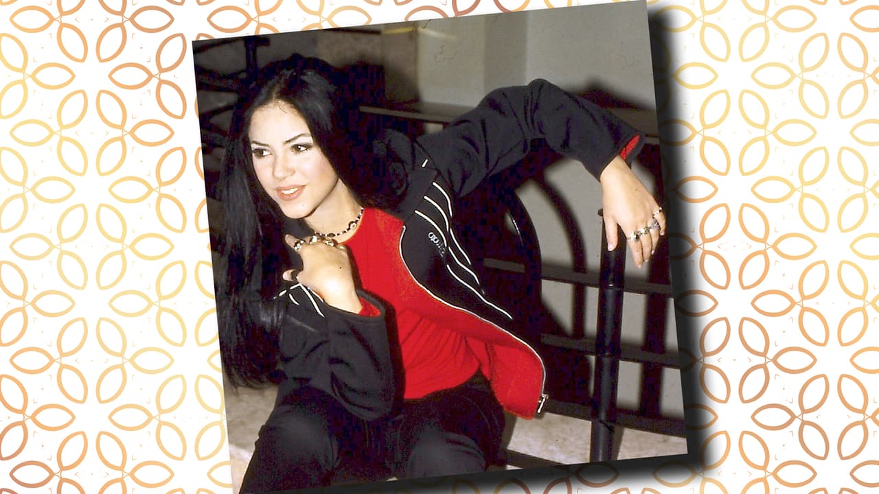 Mucho ha pasado desde que Shakira lanzó 'Pies Descalzos'. Y más ha pasado desde que tenía el cabello oscuro. Lluvia nos recuerda a esa Shakis. Desde las audiciones nos enamoramos de la voz de Lluvia. Sabemos que va a llegar lejos en la competencia. ¿No te gustaría verla cantar algo de Shakira al estilo regional mexicano? Para ti, ¿en qué se parecen estas dos?