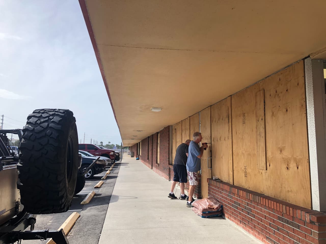 El huracán, que lleva más de un día estacionado sobre Bahamas, ha causado "daños enormes en propiedades e infraestructura" en varias islas de ese archipiélago, además de inundaciones, según autoridades locales de Bahamas. El fenómeno meteorológico se espera que continúe hacia la costa este de EEUU donde se ordenó la evacuación de más de un millón de personas.