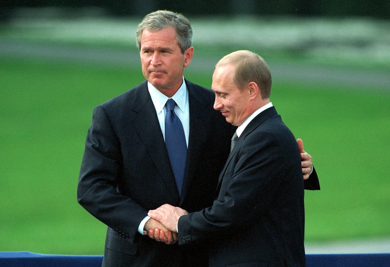 Este fue el primer encuentro entre Vladimir Putin y el nuevo presidente de Estados Unidos, George W Bush. Se realizó en Ljubljana, Eslovenia y la cumbre duró apenas un día en junio de 2001.
