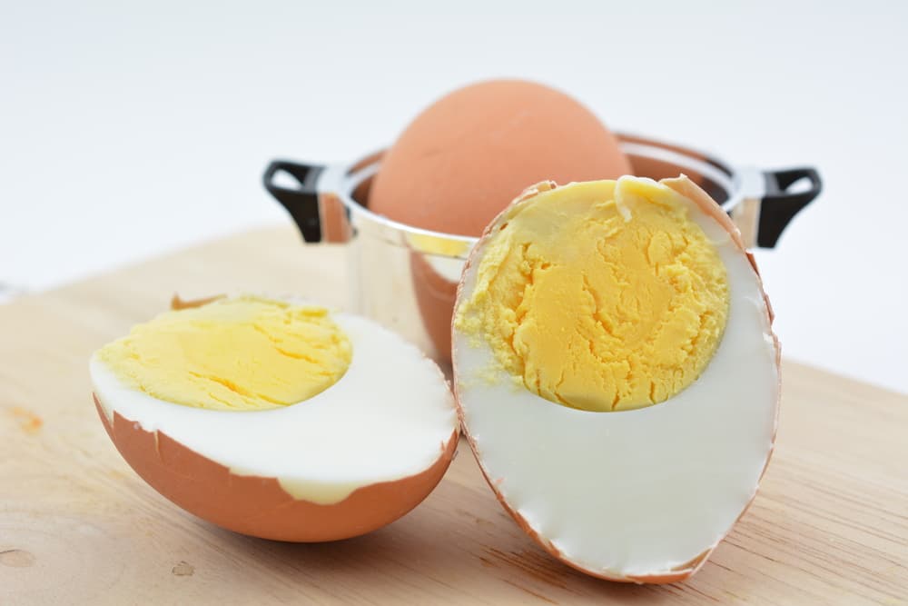 Ahora corta a la mitad y retira la yema. Con todas las yemas has un puré sigue la receta picando el salmón, y reservar parar decorar. Con lo que resta del salmón colócala en un bowl junto con la mayonesa, el queso crema y la palta. Añadir aceite de oliva, sal y pimienta y procede a mezclar todo.