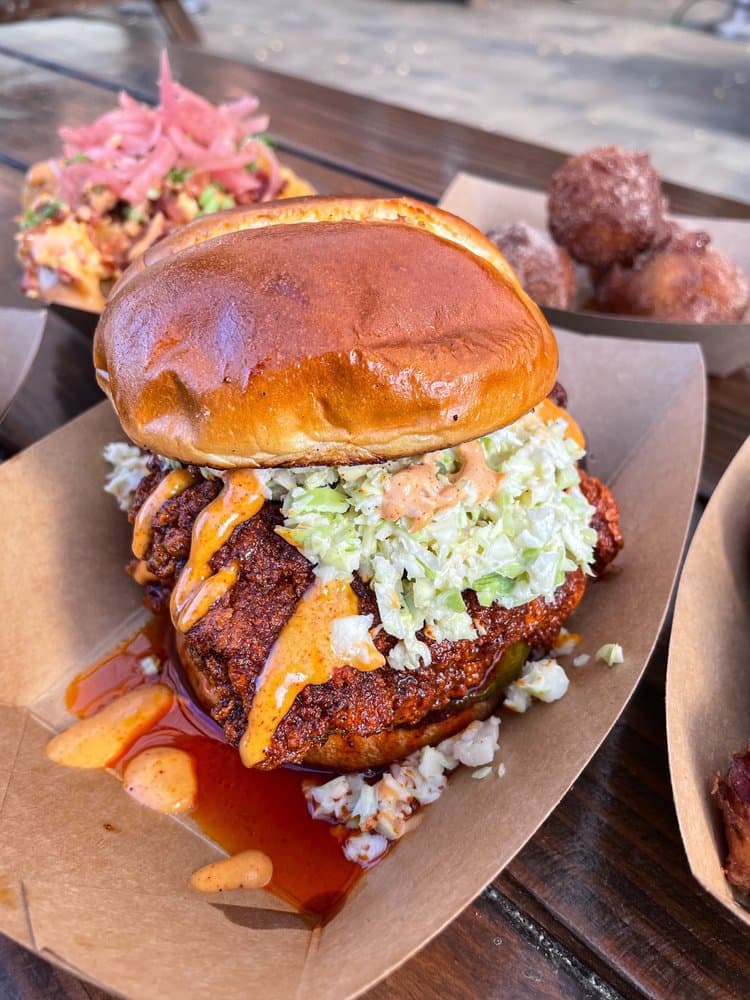 <b>Iyla's Southern Kitchen</b>
<br>Dirección: 411 W Morgan St Raleigh, NC 27603
<br>Teléfono: (919) 758-8369
<br>
<b><a href="https://www.yelp.com/map/iylas-southern-kitchen-raleigh">Cómo llegar</a></b>
<br>
<br>Según sus dueños, ofrecen “el mejor sándwich de pollo y pollo picante de la ciudad, una gran hamburguesa de camarones y un pimiento con queso increíble”.