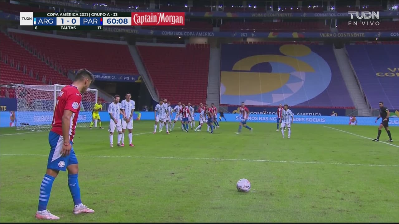 ¡Emiliano Martínez no se deja sorprender! Contiene tiro de Ángel Romero