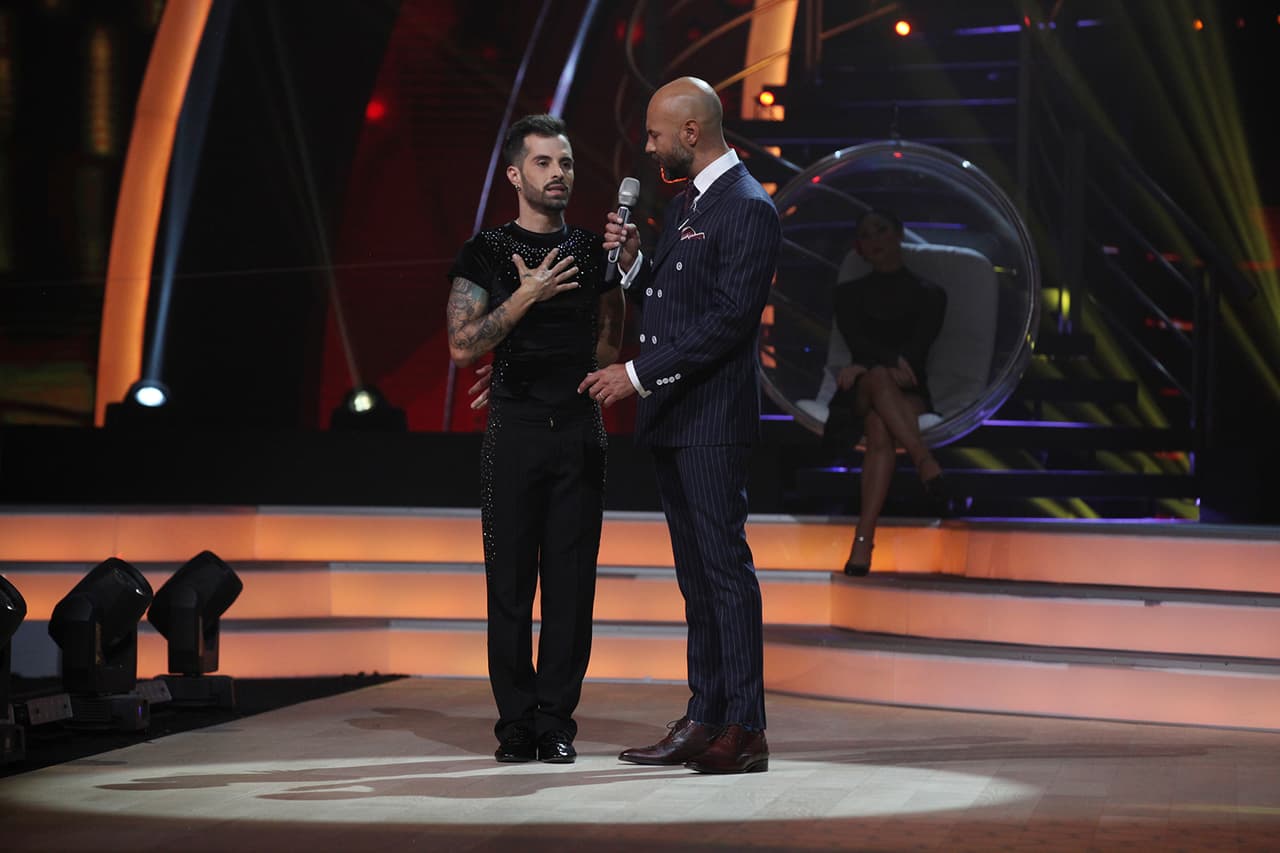 Llegó el momento de que el cantante Mike Bahía bailar. Sin embargó la polémica se hizo presente nuevamente después de que el intérprete colombiano dijera que
<b><a href="https://www.univision.com/shows/mira-quien-baila/ya-no-es-divertido-es-desgastante-mike-bahia-tiro-la-toalla-video"> ya no era divertido estar en Mira Quién Baila</a></b> y prefería estar fuera.