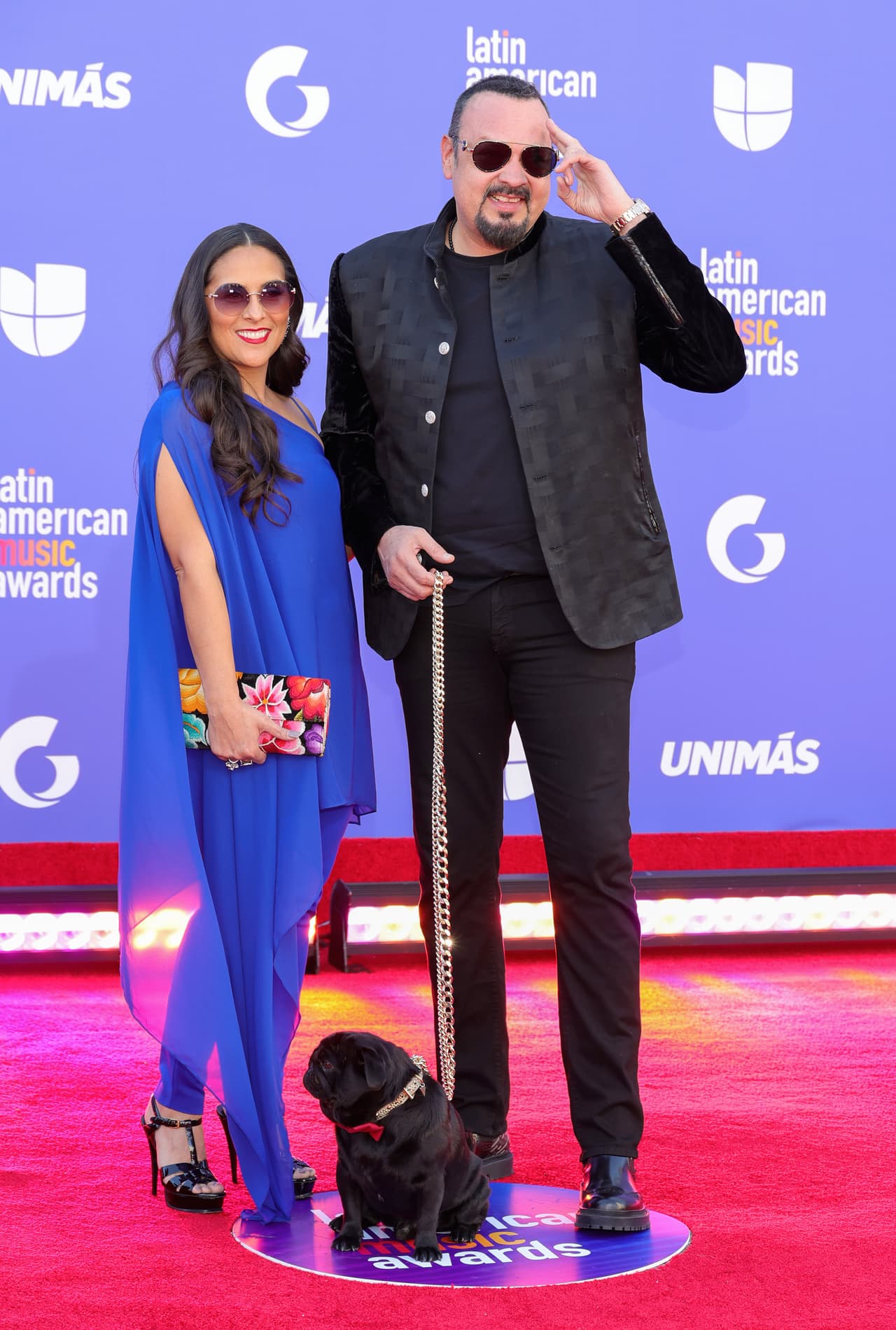 <h2 class="cms-H2-H2">Pepe Aguilar y Aneliz Álvarez Alcalá</h2>
<br>
<br>Llevan 25 años de casados, pero ella siempre ha preferido mantener un perfil bajo, aunque es la compañera de Pepe a todos los conciertos posibles. Se casaron el 11 de octubre de 1997, y tienen tres hijos juntos: Aneliz Aguilar, Leonardo Aguilar y
<a href="https://www.univision.com/musica/top-10-colaboraciones-entre-mujeres-que-deberias-tener-en-tu-playlist" target="_blank">Ángela Aguilar</a>, los dos últimos siguiendo los pasos de su padre en la música.
<br>
<br>
