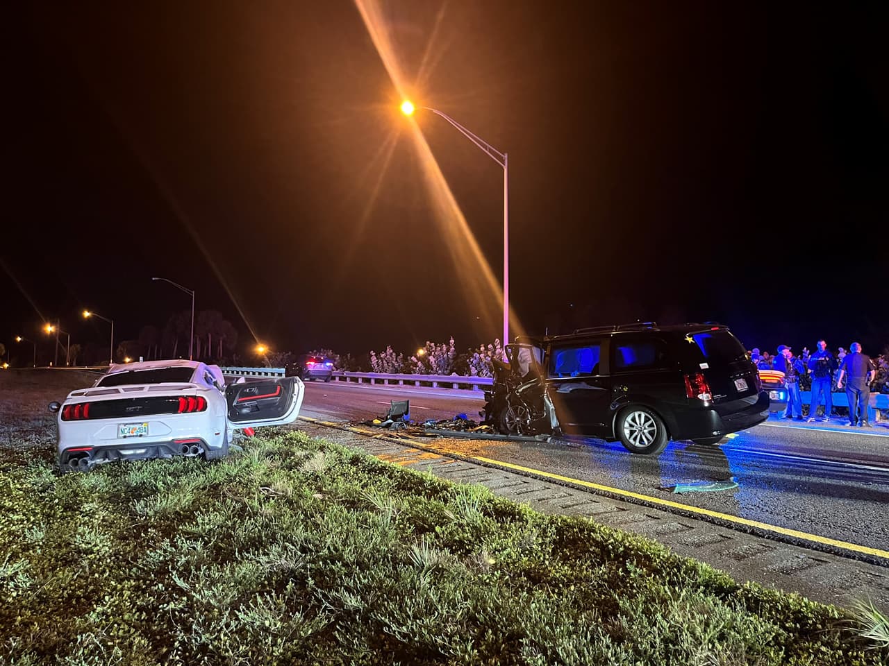 A la altura del marcador de la milla 13 de la carretera, cerca del área de descanso norte, el Mustang chocó de frente contra una Dodge Caravan afiliada a Uber en la cual viajaban cuatro personas, tres de ellos pasajeros y residentes de Ohio. El conductor y uno de los ocupantes murieron.