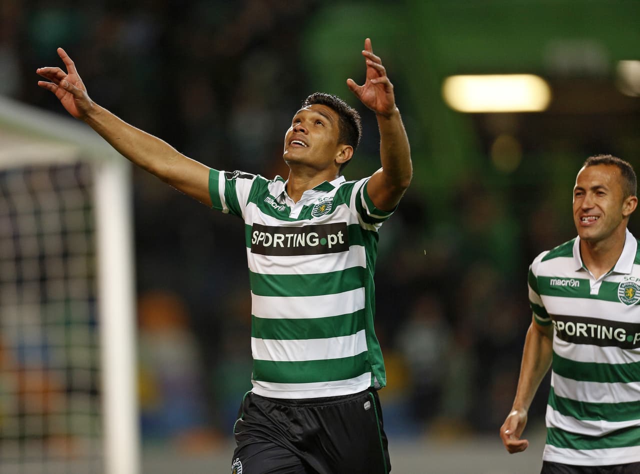 Teo Gutiérrez le arrebata el aerosol al árbitro para festejar