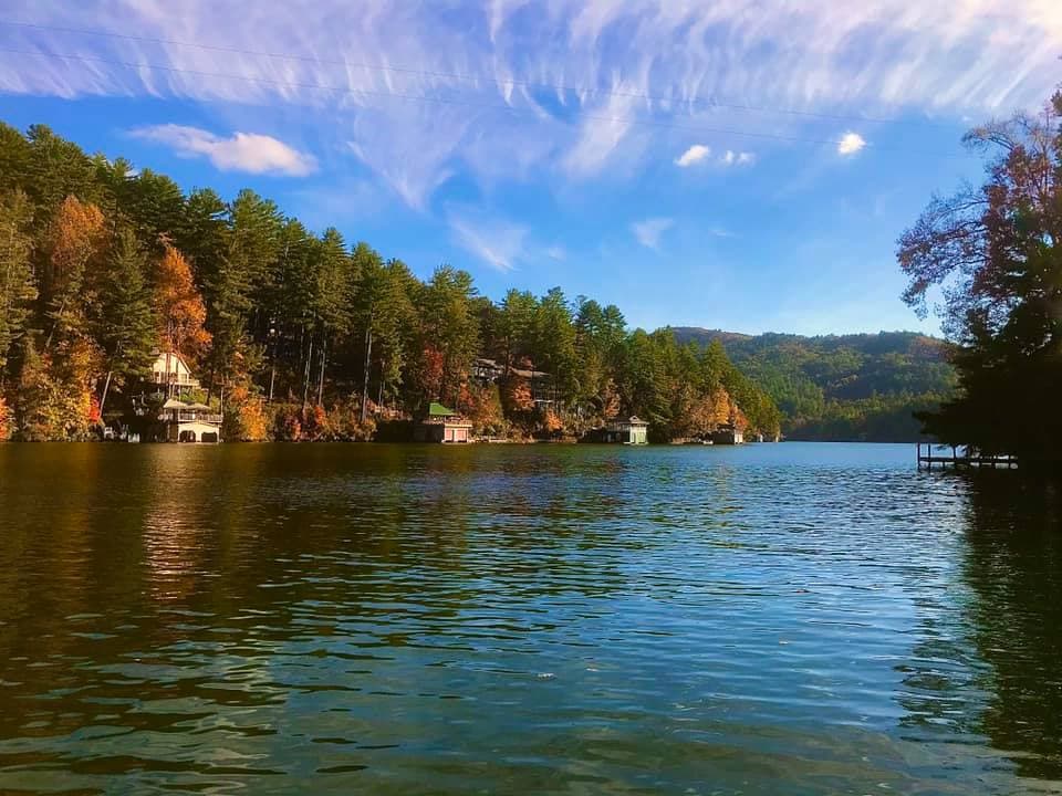 El lago Rabun es un lugar hermoso tanto para los lugareños como para los visitantes. Cuenta con una variedad de opciones deportivas como esquí, wakeboard, saltos en botes, tubing, senderismo, ciclismo y más.