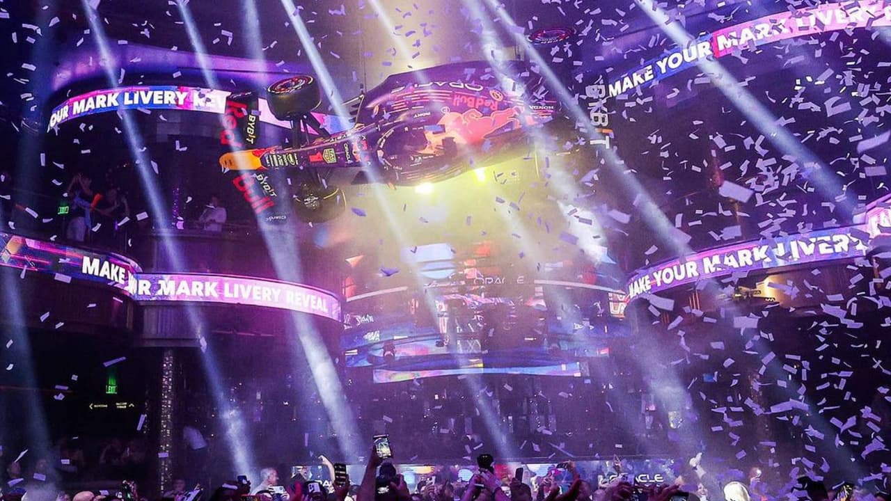 El auto de Red Bull Racing aparece colgado en un centro nocturno