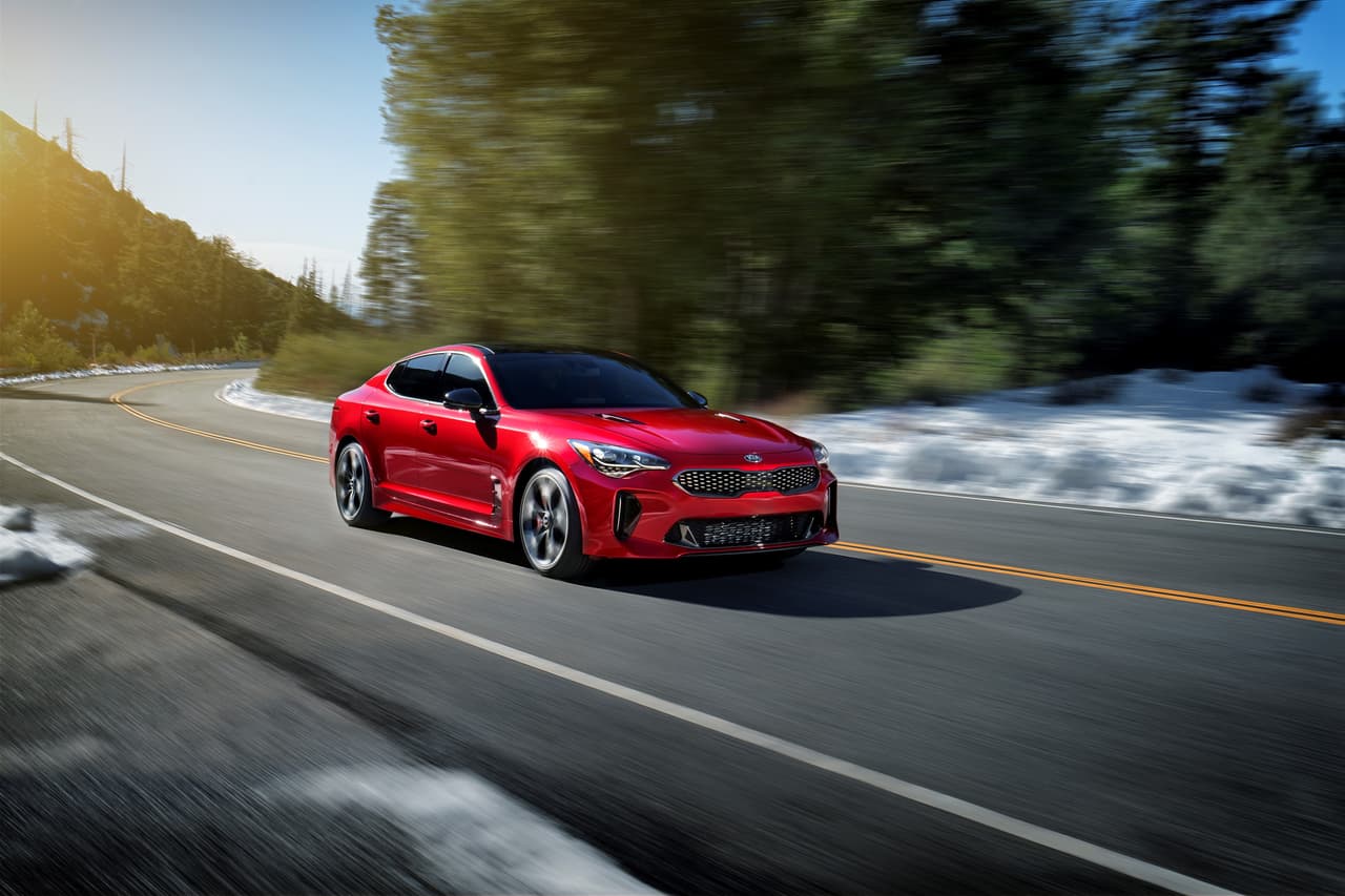 El Kia Stinger 2018 de motor 2.0 litros, lleva llantas 225/45R18, en tanto que la versión motorizada con el V6 de 3.3 litros, traslada su potencia al piso con neumáticos 225/40R19 en el eje delantero, y 255/35R19 en el trasero.