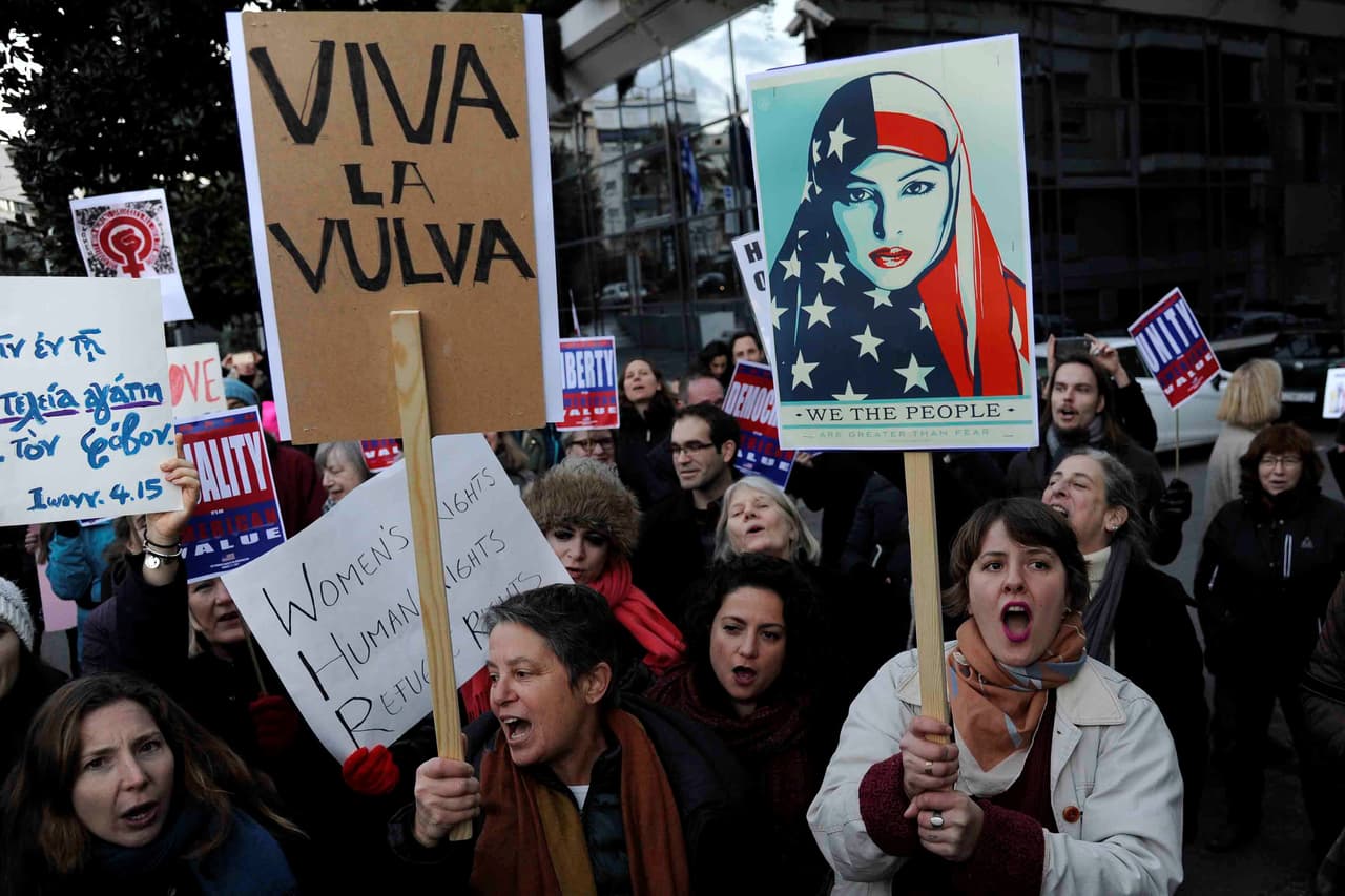También afuera de la embajada de EEUU en Atenas, Grecia hay mujeres manifestando su oposición a Donald Trump en el día de las protestas de la Marcha de las Mujeres.