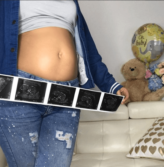 Por ahora, esta imagen es la que conocemos de su hijo. Un pequeño corazón latiendo dentro de su vientre.