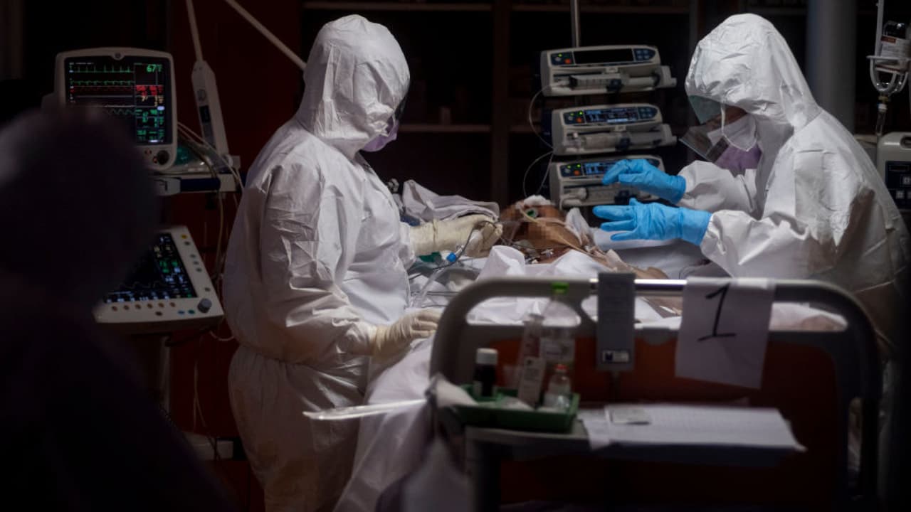 De acuerdo con el departamento de salud del condado, el paciente en cuestión se encuentra en condición estable y recientemente había estado de viaje en Nigeria. Miembros de los CDC están contactando a todas las personas que compartieron vuelos con el hombre diagnosticado con este padecimiento que, según expertos, puede llegar a ser letal.