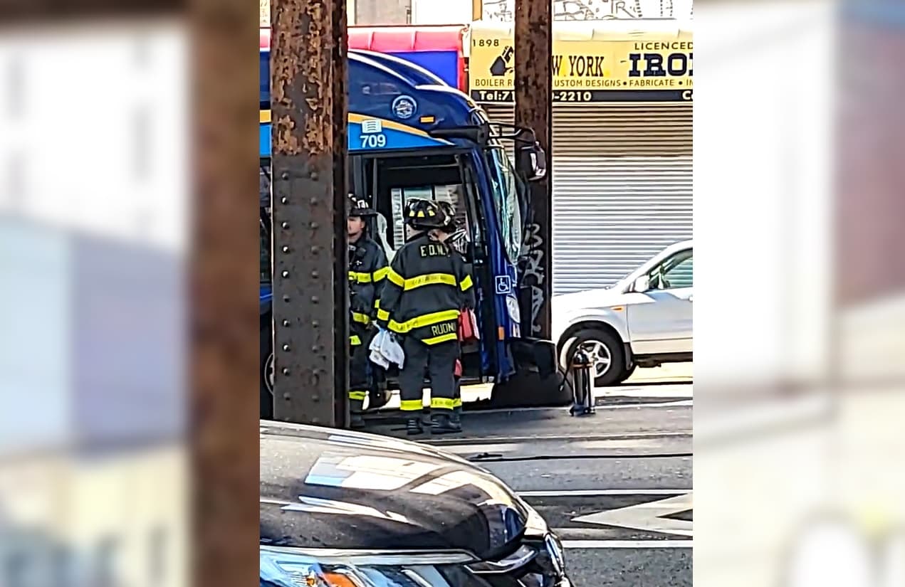 Autobús choca con poste y deja 13 personas heridas en el Bronx