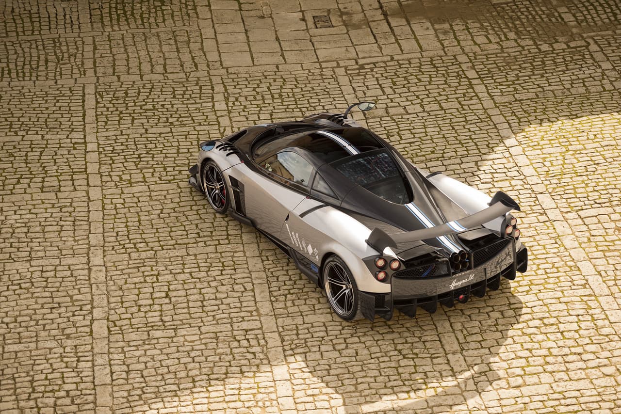 <b>5- Pagani Huayra: 13 mpg</b>
<br>Precio Inicial: $1,070,500
<br>Motor: Twin-Turbo 6.0 L V12
<br>Potencia: 720 HP / 738 LB-PIE
<br>Peso: 3,200 LBS