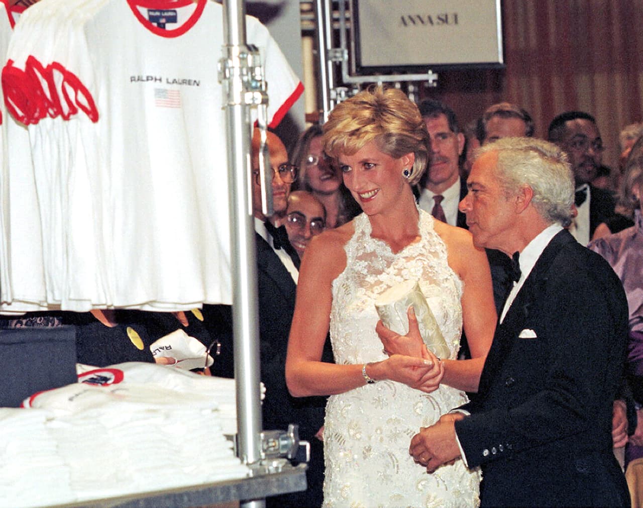 Y comentó que los tres vestidos que fueron subastados provenían de un mismo coleccionista real.