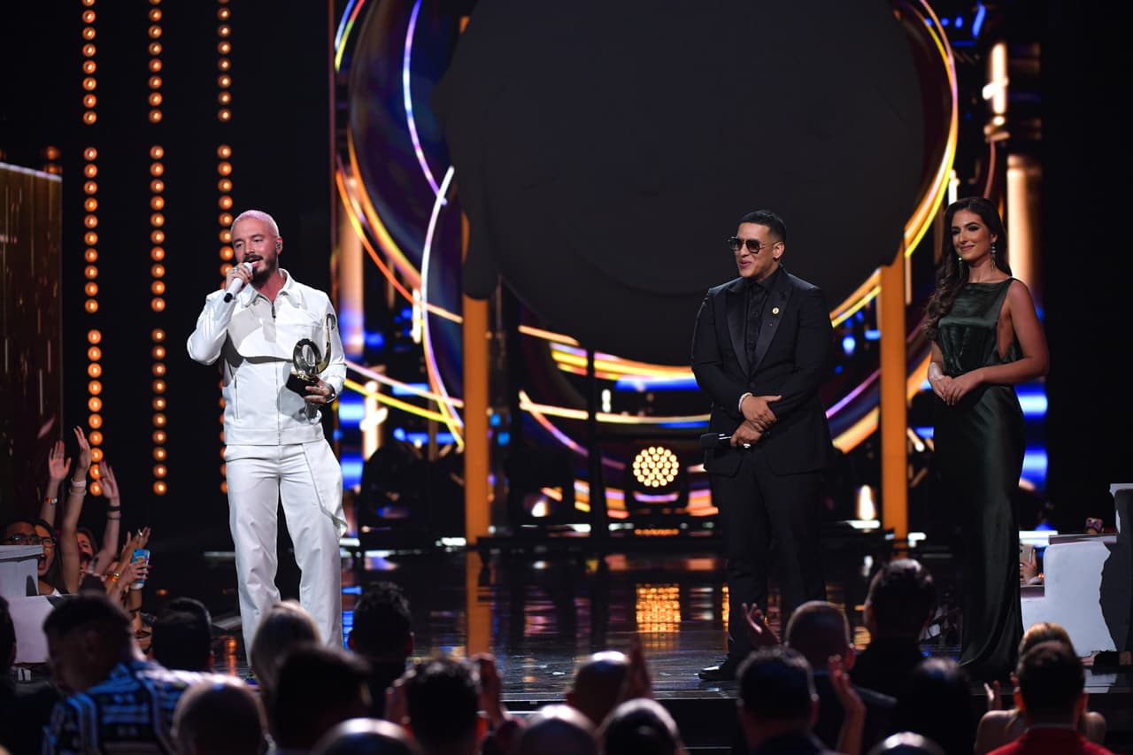 El cantante 
<b><a href="https://www.univision.com/shows/premio-lo-nuestro/de-icono-a-icono-daddy-yankee-le-devuelve-el-honor-a-j-balvin-al-entregarle-el-premio-icono-mundial-en-pln-video">recibió el premio de manos de Daddy Yankee,</a></b> quien lo llamó "chamaco trabajador, disciplinado, entregado a su carrera".