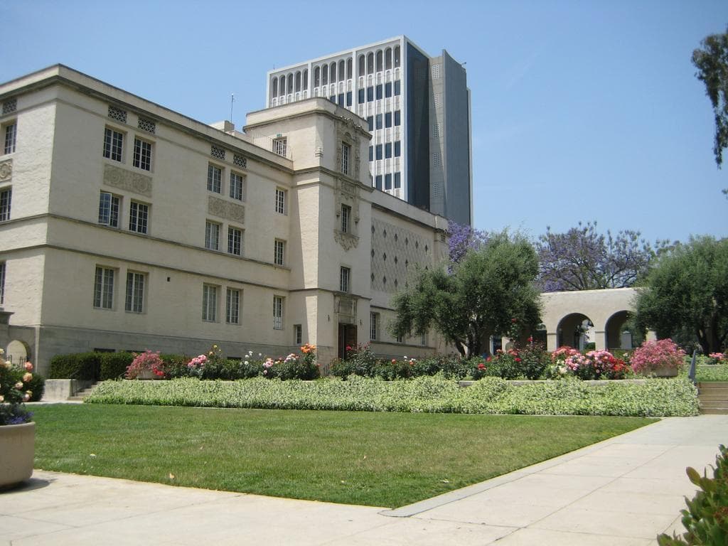 <b>California Institute of Technology</b>
<br>
<br>Posición: 6
<br>País: Estados Unidos
<br>Ciudad: Pasadena, California
<br>Puntuación global: 85.7
<br>
<br>Matrícula y gastos promedio por año:
<br>Residente del estado: $68,901
<br>Fuera del estado: Igual