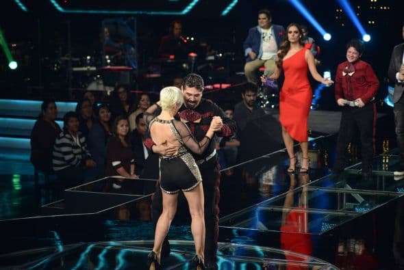 Los jueces subieron al escenario para darnos una clase de baile. Ana Torroja hasta se quitó los zapatos, Cristian Castro enseñó su movimiento de cadera a María León, Espinoza Paz bailó pegadito con Paty Cantú y Pee Wee se movió con candela.