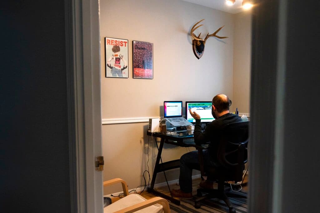 Actualmente, la tasa de desempleo es baja (3%). Sin embargo, con la inflación sin control y los aumentos de la tasa de interés, muchas empresas comenzarán los ajustes de su mayor gasto, la nómina. Y las posibilidades de que despidan al personal nuevo son altas.