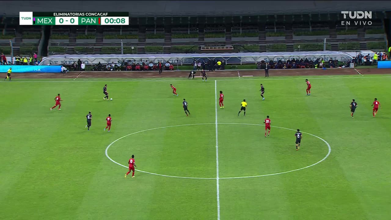 Arranca el partido y la pelota está en juego.