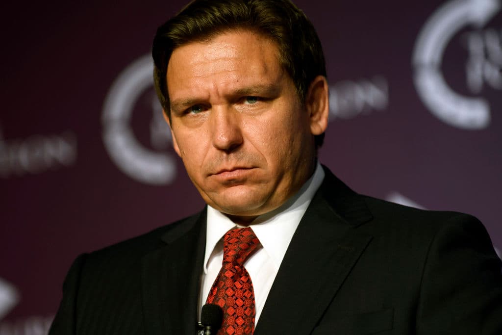 DeSantis quiere investigar a los CDC, la FDA y la vacuna del covid : los científicos lo acusan de "politizar" la salud