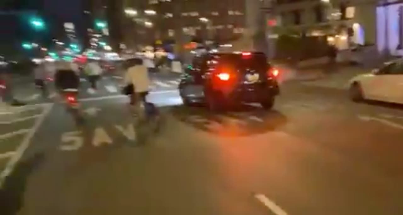 Un conductor embiste con su coche a un grupo de ciclistas que protestaban en NYC