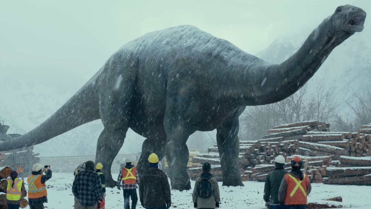 <b>Apatosaurio </b>
<br>La especie gigante de cuello largo y herbívora es vista en el tráiler caminando cerca de lo que parece ser un aserradero en un paisaje invernal.
<br>Estos dinosaurios vivieron hace unos 147 millones de años en el periodo jurásico, también son conocidos por el nombre de brontosaurio y llegaban a tener una longitud de cabeza a la cola de 75 pies, con un peso de hasta 5 mil 700 libras.