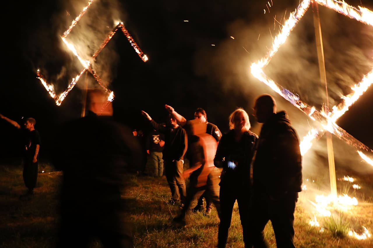 Un grupo de supremacistas blancos se reunió en Draketown, Georgia en abril de 2018. Durante el encuentro quemaron esvásticas de madera e hiceron saludos Nazis.