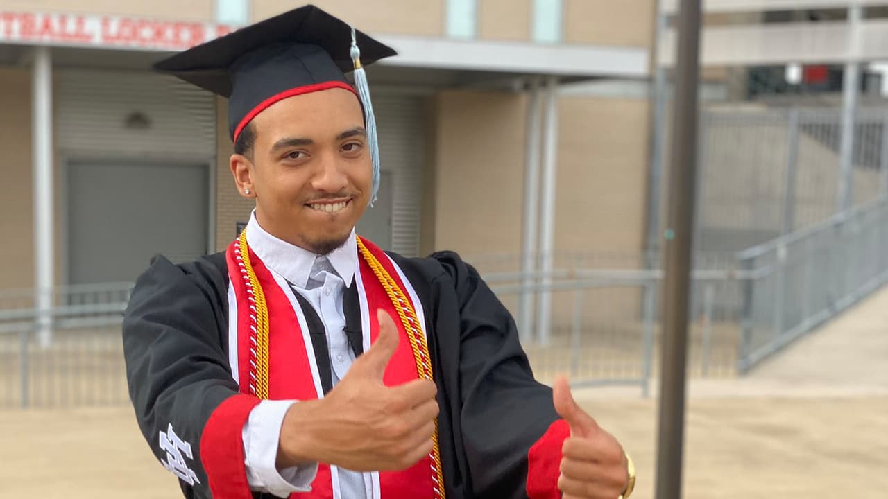 “La ceremonia fue cancelada, pero eso nunca podrá quitarme el logro”, señala en una publicación que se hizo viral en las redes sociales.