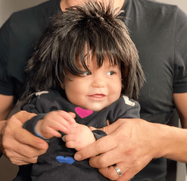 Hija del comediante Adrián Uribe.