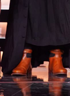 El look se complementaba con unas botas en color miel de la marca ETXEBERRIA.