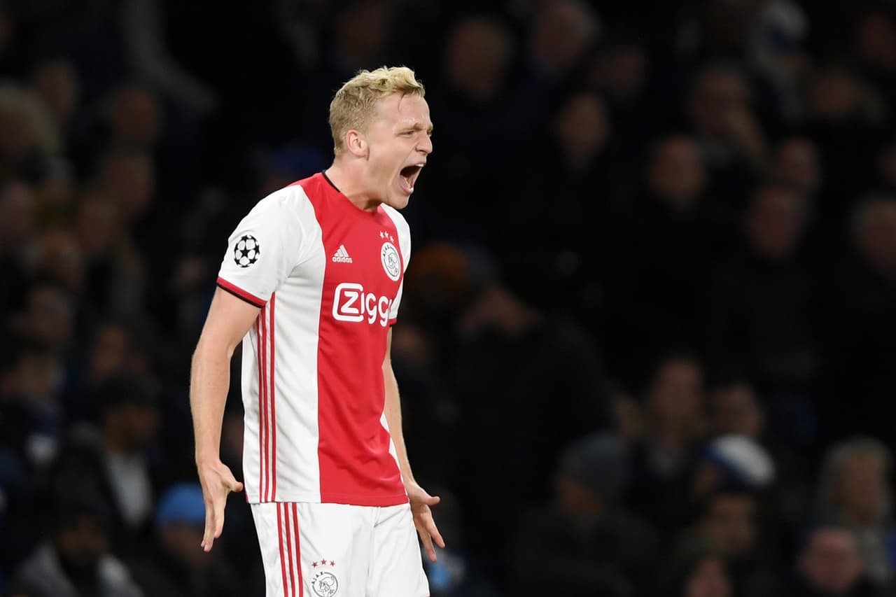 Donny van de Beek del AFC Ajax celebra su gol ante el Chelsea.