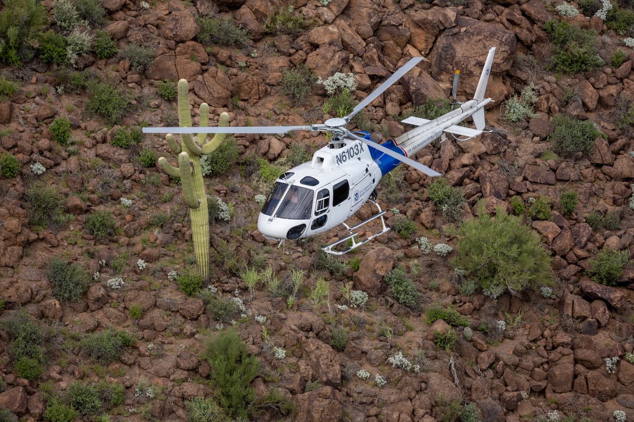 Un helicóptero de Aduanas y Protección Fronteriza (CBP, por sus siglas en inglés) ayuda a los agentes de la Patrulla Fronteriza a capturar a un grupo de inmigrantes que habían cruzado ilegalmente la frontera a través de un terreno accidentado el pasado 28 de septiembre de 2022 en el Monumento Nacional Organ Pipe, Arizona. Cifras de CBP indican que más de 500,000 inmigrantes indocumentados fueron procesados en Arizona.