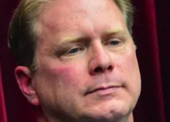 Wilkinson también le concedió la posesión de la casa de la pareja y le ordenó pagar $1,120 al mes por manutención, según una copia de la sentencia de divorcio.