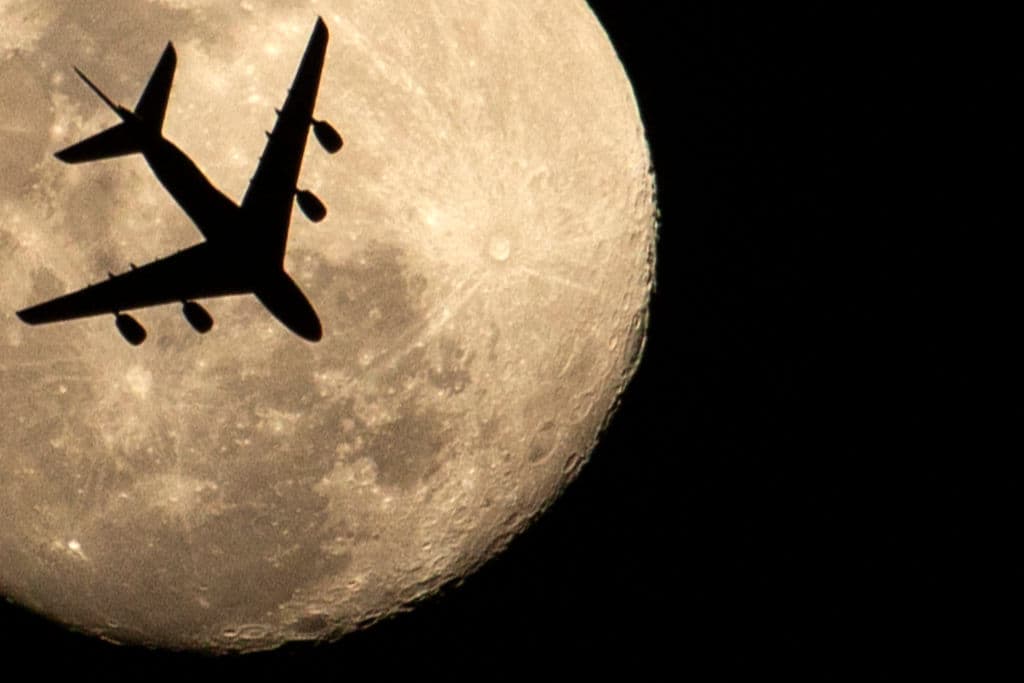 <b>Más oportunidades para ver la Superluna</b>
<br>La segunda Superluna del año ocurrirá el 26 de mayo y la última el 24 de junio.
<br>
<br>En esta imagen se muestra a un avión contra "Luna Rosa", en la ciudad de Basora, en el sur de Irak, el 25 de abril de 2021.
<br>