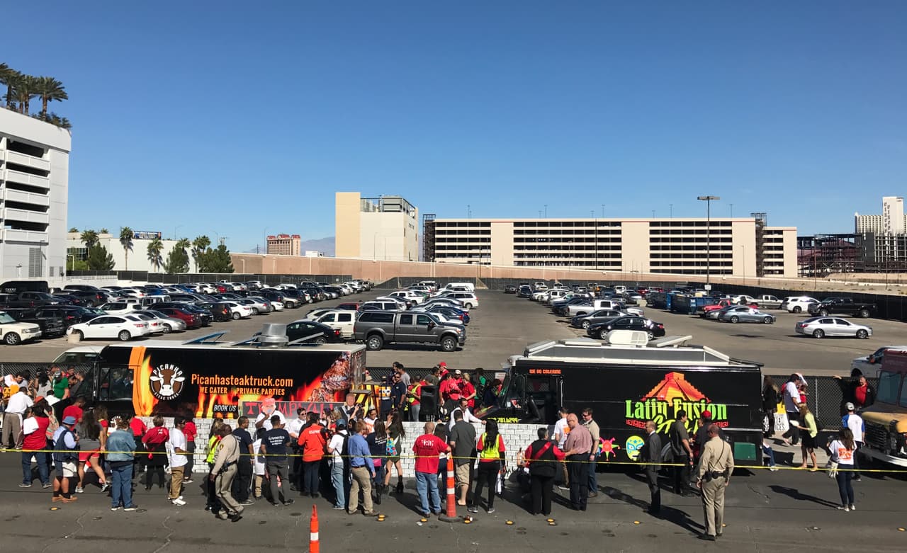 Imágenes de los camiones de taco que dieron sabor mexicano a la protesta.