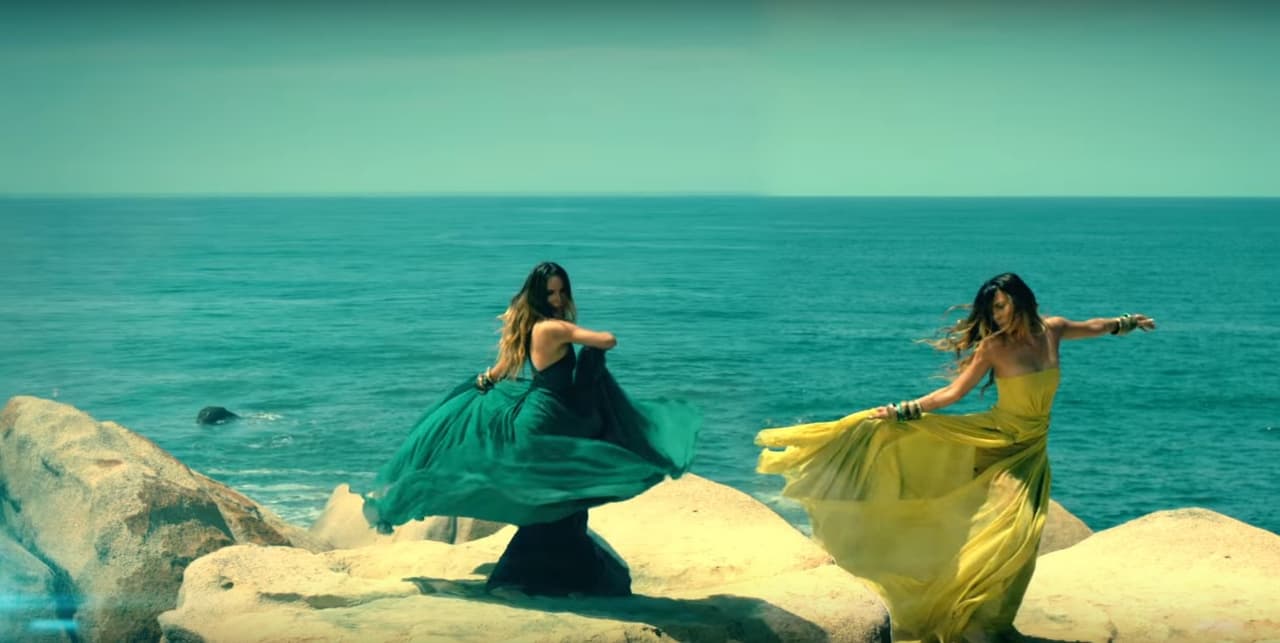 Belinda lució cinco cambios de vestuario para este videclip, que hoy causa controversia.