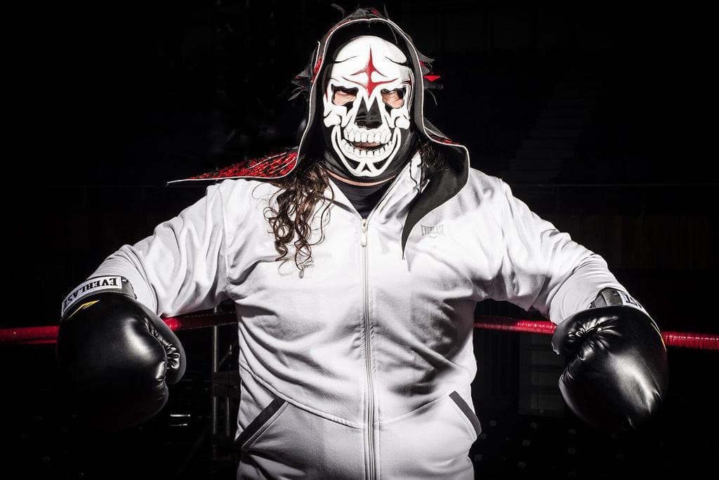 Sin embargo, durante la pelea sufrió un terrible accidente cuando quedó atorado en las cuerdas del cuadrilátero y se le cortó el impulso al intentar hacer un tope suicida.