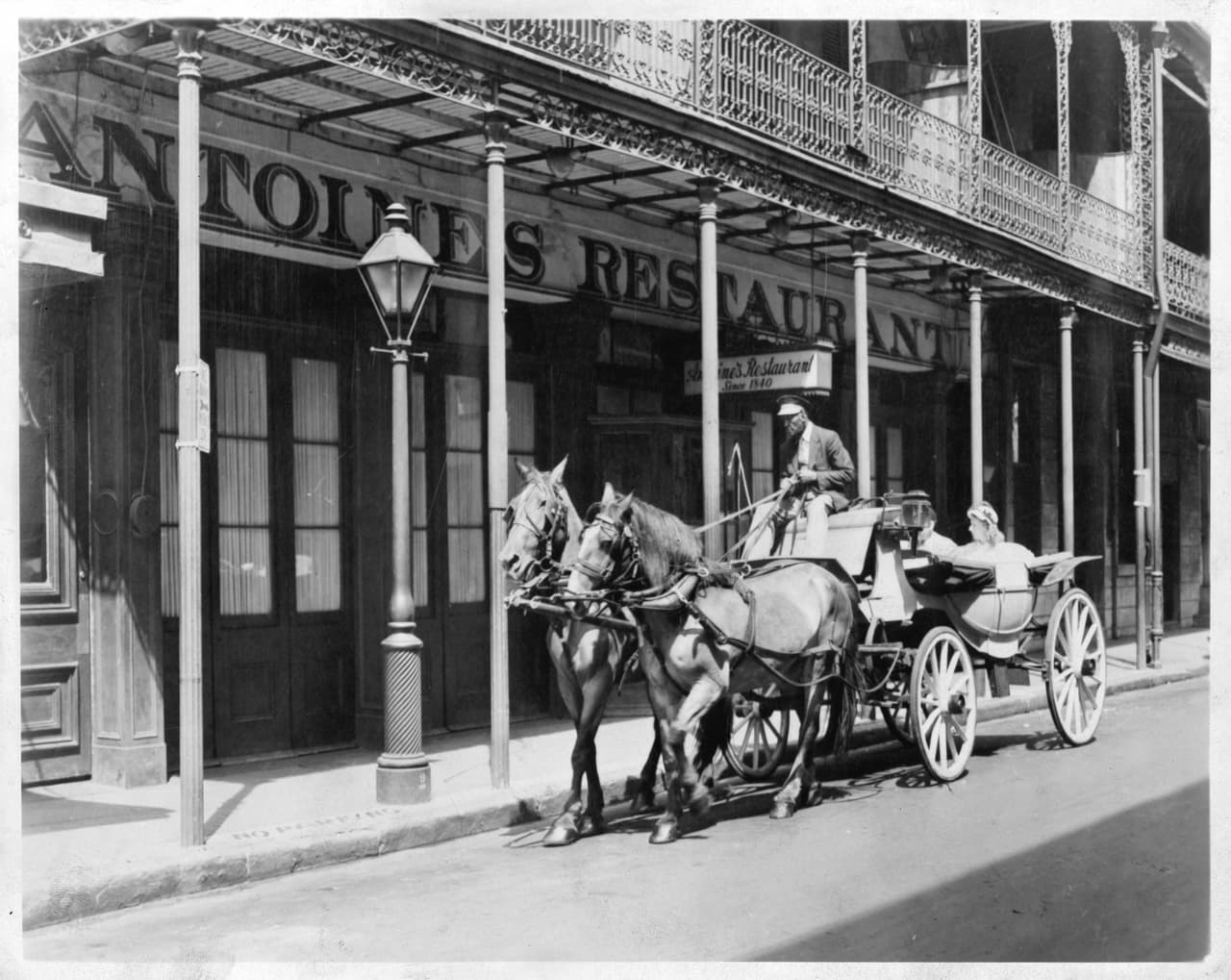 <b>Antoine’s. Nueva Orleans, Louisiana. Fundado en 1840. </b>Este icónico restaurante de comida ‘creole’ francesa es ahora manejado por la sexta generación descendiente de Antoine Alciatore, quien lanzó su nuevo negocio a la edad de 18 años. Su hijo Jules es el autor de las ‘ostras Rockefeller’, 
<a href="https://antoines.com/"><u>una receta familiar que se ha mantenido en secreto por décadas</u></a>.
<br>