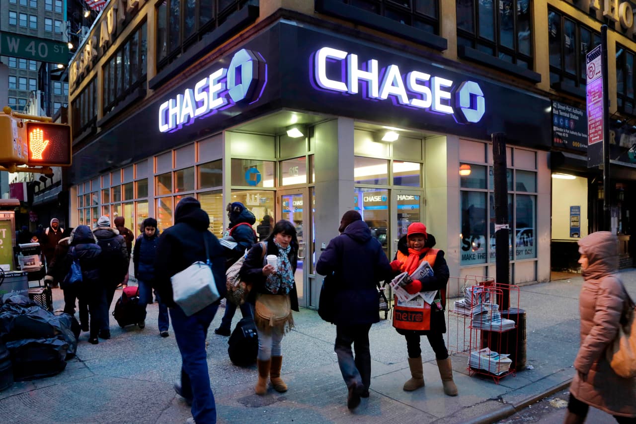 <b>JPMorgan Chase</b> - Con un valor en bolsa de $377,500 millones, este es no solo el mayor banco por capitalización de mercado de Estados Unidos sino del mundo. Tiene más de 293,000 empleados y su sede está en Nueva York. 
<br>
<br>Junto con Bank of America, Citigroup y Wells Fargo forman lo que coloquialmente se llama el 'big four', grupo que tiene en sus cuentas cerca de la mitad de los depósitos de los estadounidenses.