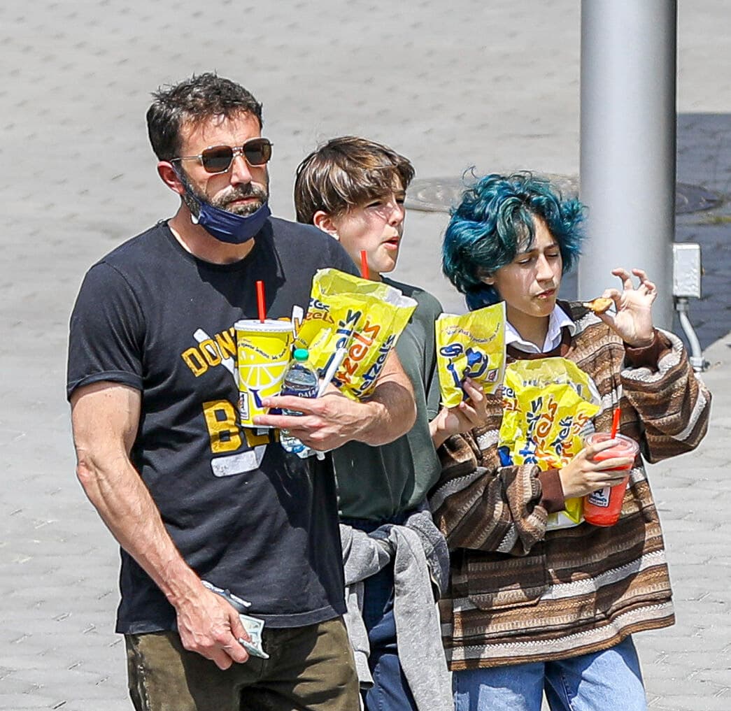 El domingo 11, un día después de que JLo fue vista recorriendo una escuela, él se fue de paseo con por Universal CityWalk con la hija de la cantante, Emme, y dos de sus hijos: Samuel y Seraphina, de 12 años. 
<br>