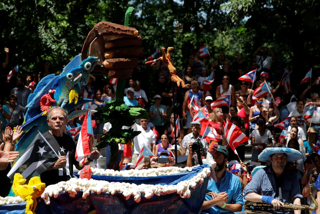 "Se siente, se siente, Óscar está presente", vitoreaban desde las gradas a ambos lados de la Quinta Avenida a la altura de la Calle 70. Sin embargo, también se escucharon algunos abucheos. (Andrew Kelly/Reuters)