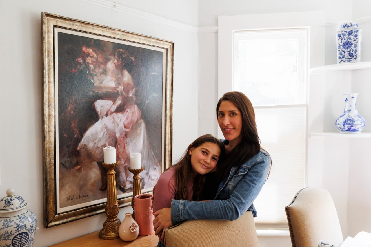 Scarlett Goddard Strahan, de 11 años, y su madre Anna Goddard posan para un retrato en su casa el martes 20 de agosto de 2024, en Sacramento, California.